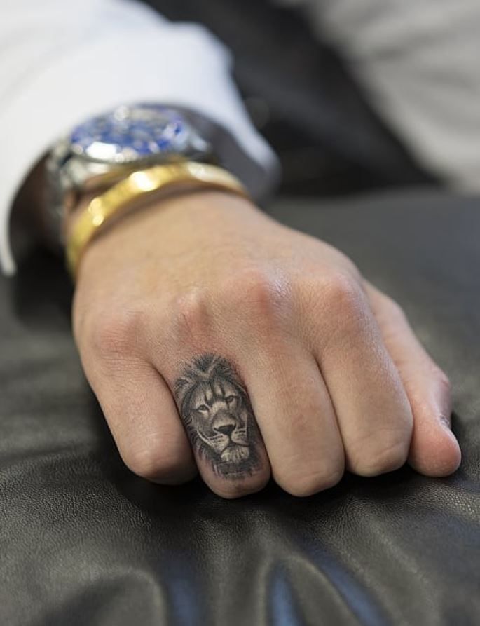 finger tattoos